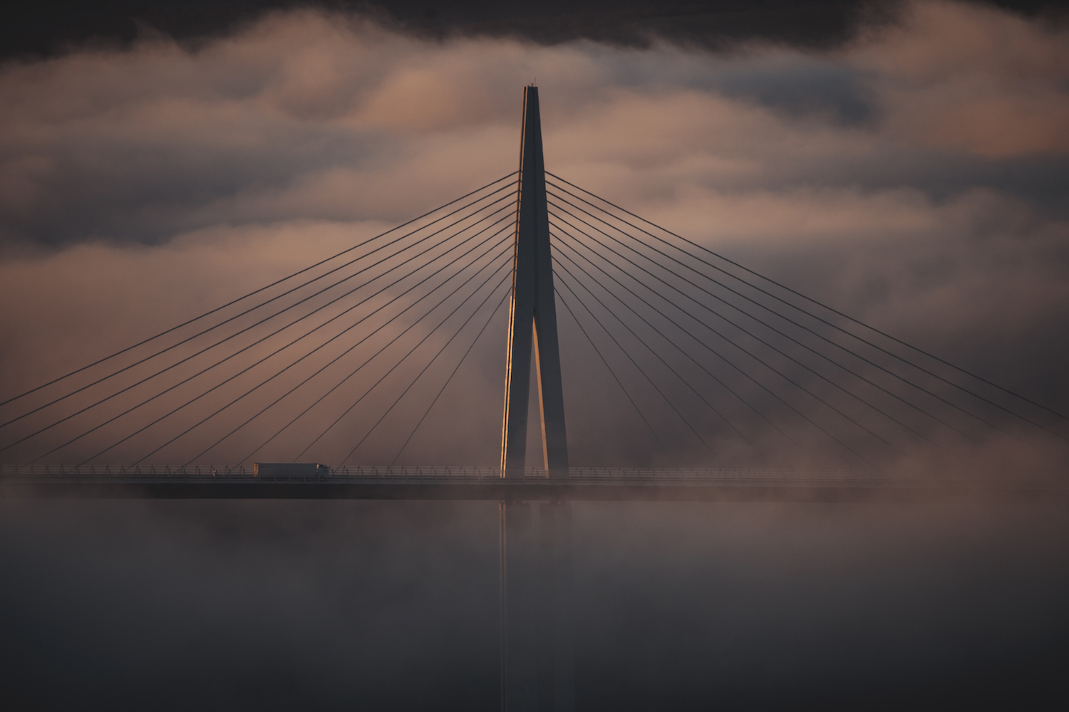 Viaduc de Millau au-dessus de la brume