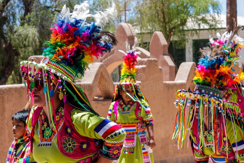 Danseuses quechuas en costume traditionnel d'Amérique du Sud